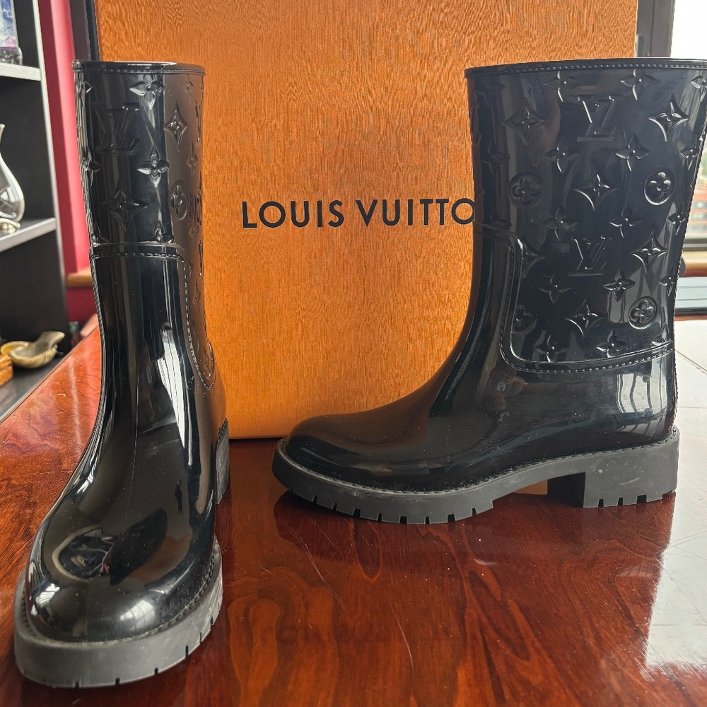 Louis Vuitton logo black calf height rubber rain boots with boxes in 40